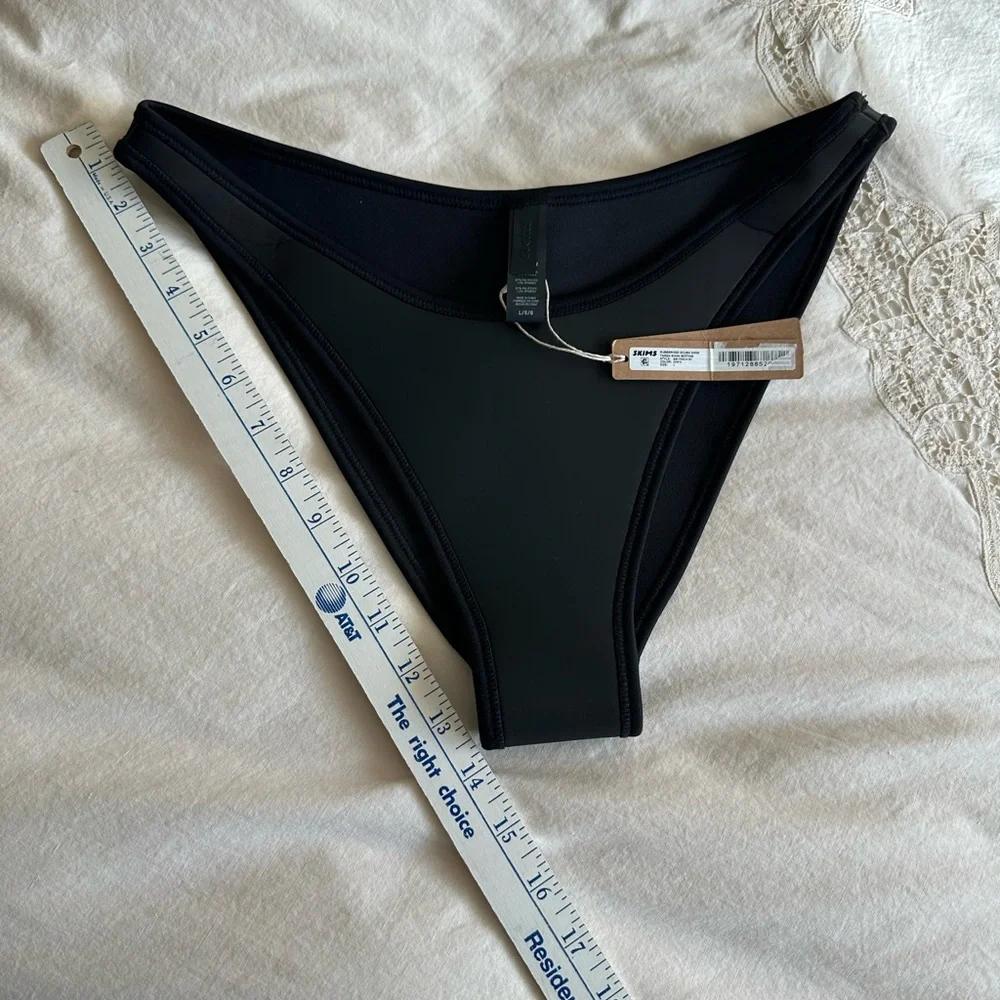 ❤️SKIMS Rubberized Swim Bottoms Size Large NWT-